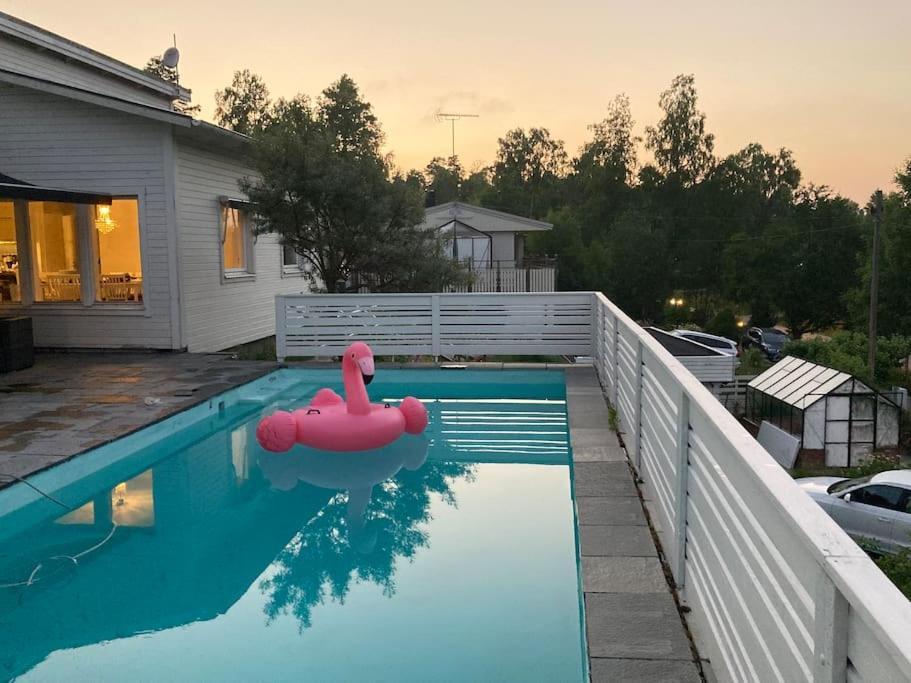 Villa Med Pool Och Bara 600M Till Havet! Trosa Esterno foto