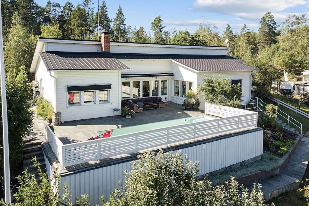 Villa Med Pool Och Bara 600M Till Havet! Trosa Esterno foto